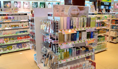 如何在競爭激烈的創(chuàng)業(yè)大潮中做好化妝品與服裝銷售